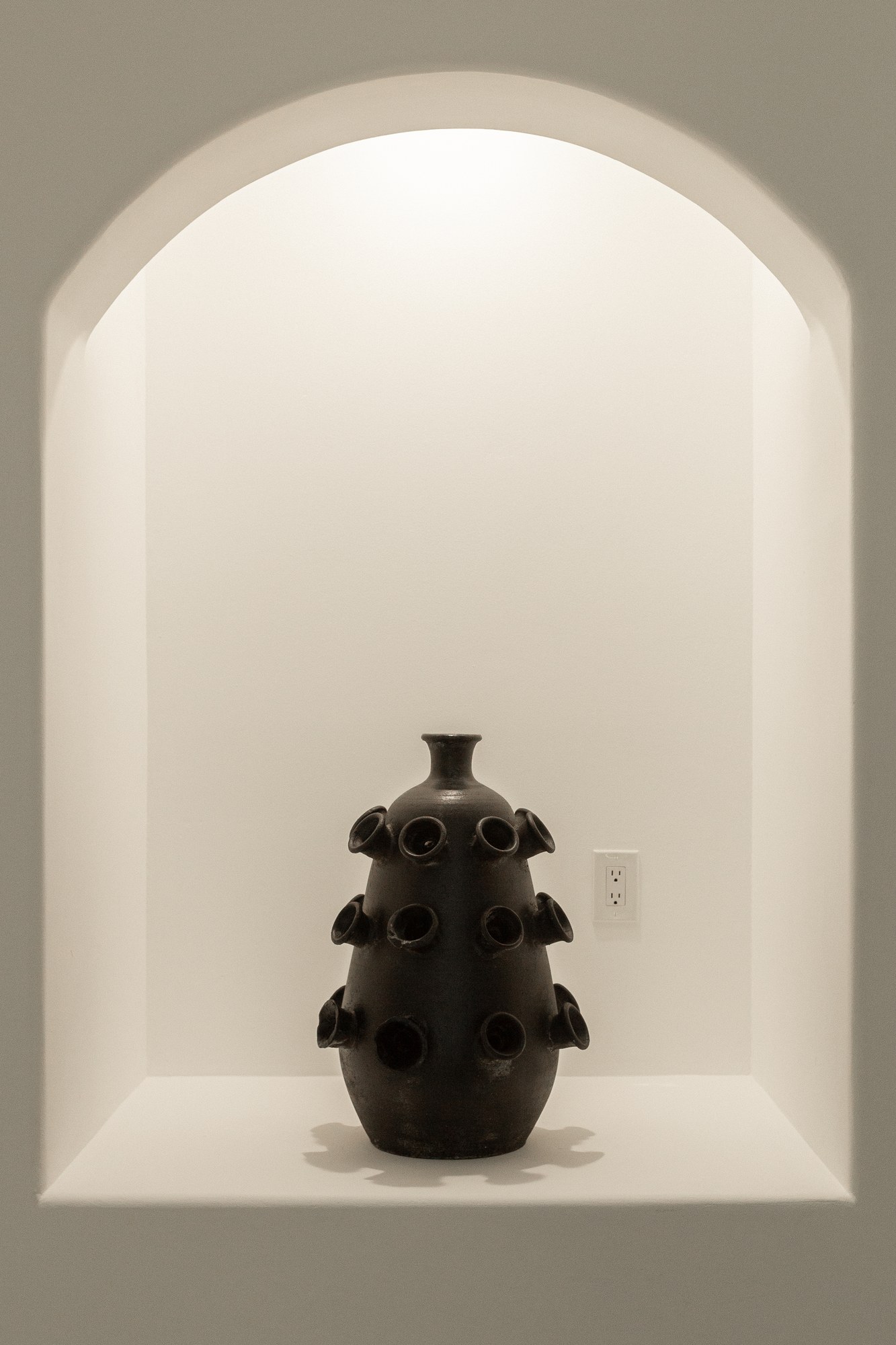 Sculptural vase, niche